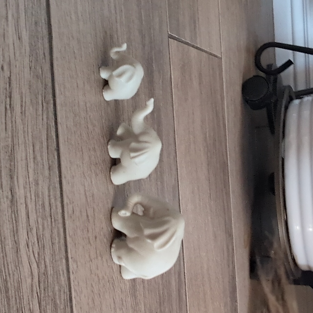 Vimtage Hallmark White Elephant Figurine Set